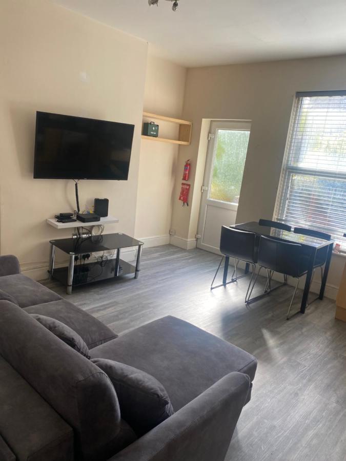 Spacious 4 Bedroom House Near Stokes Croft!! Central!!!ブリストル エクステリア 写真